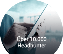 Fachkraft nutzt ein Tablet, um sich mit über 10.000 Headhuntern für berufliche Spitzenpositionen zu vernetzen.