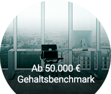 Luxuriöser Bürostuhl mit Blick auf die Skyline einer Stadt, der Führungskräfte-Stellenangebote ab 50.000 € hervorhebt.
