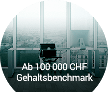 Luxuriöser Bürostuhl mit Blick auf die Skyline einer Stadt, der Führungskräfte-Stellenangebote ab 100.000 CHF hervorhebt.