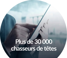 Un technicien utilise une tablette pour se mettre en relation avec plus de 30.000 chasseurs de têtes pour des postes de haut niveau.