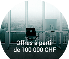 Chaise de bureau luxueuse avec vue sur les gratte-ciel d'une ville, mettant en avant les offres d'emploi de cadres à partir de 100.000 CHF.