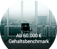 Luxuriöser Bürostuhl mit Blick auf die Skyline einer Stadt, der Führungskräfte-Stellenangebote ab 60.000 € hervorhebt.