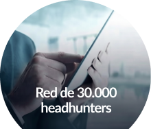Especialista utiliza un tablet para ponerse en contacto con más de 30.000 headhunters acerca de puestos profesionales de alto nivel.