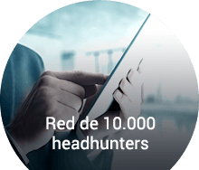 Especialista utiliza un tablet para ponerse en contacto con más de 10.000 headhunters acerca de puestos profesionales de alto nivel.