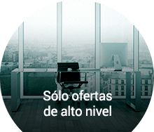 Silla de oficina de lujo con vistas al panorama urbano que destaca las vacantes para directivos a partir de 50.000 €.