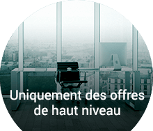 Chaise de bureau luxueuse avec vue sur les gratte-ciel d'une ville, mettant en avant les offres d'emploi de cadres à partir de 45.000 €.