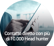 Specialista utilizza un tablet per entrare in contatto con oltre 10.000 Head hunter per posizioni professionali di alto livello.