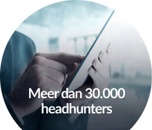 Specialist gebruikt een tablet om te netwerken met meer dan 30.000 headhunters voor professionele topposities.