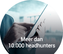 Specialist gebruikt een tablet om te netwerken met meer dan 10.000 headhunters voor professionele topposities.